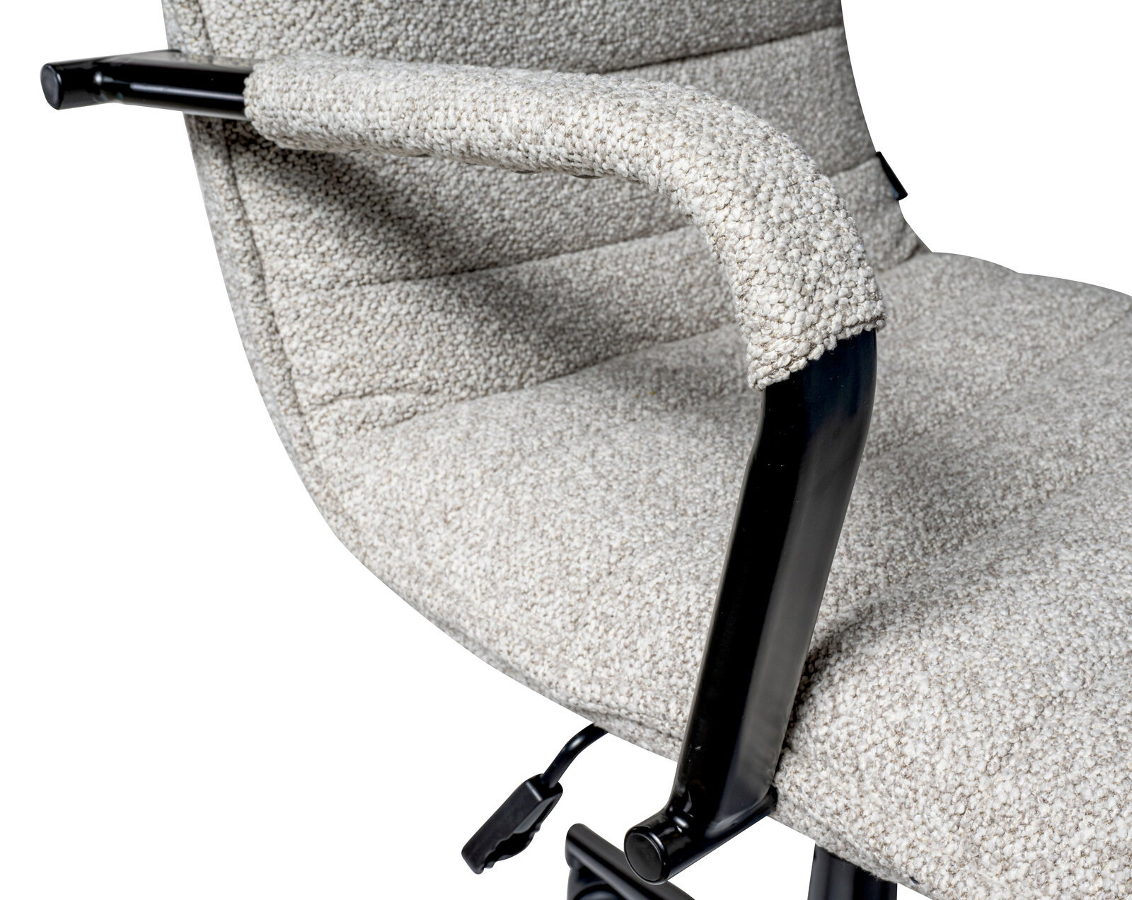 Nahaufnahme eines grauen Drehstuhls mit gepolsterten Armlehnen und schwarzem Metallrahmen, seitliche Perspektive.