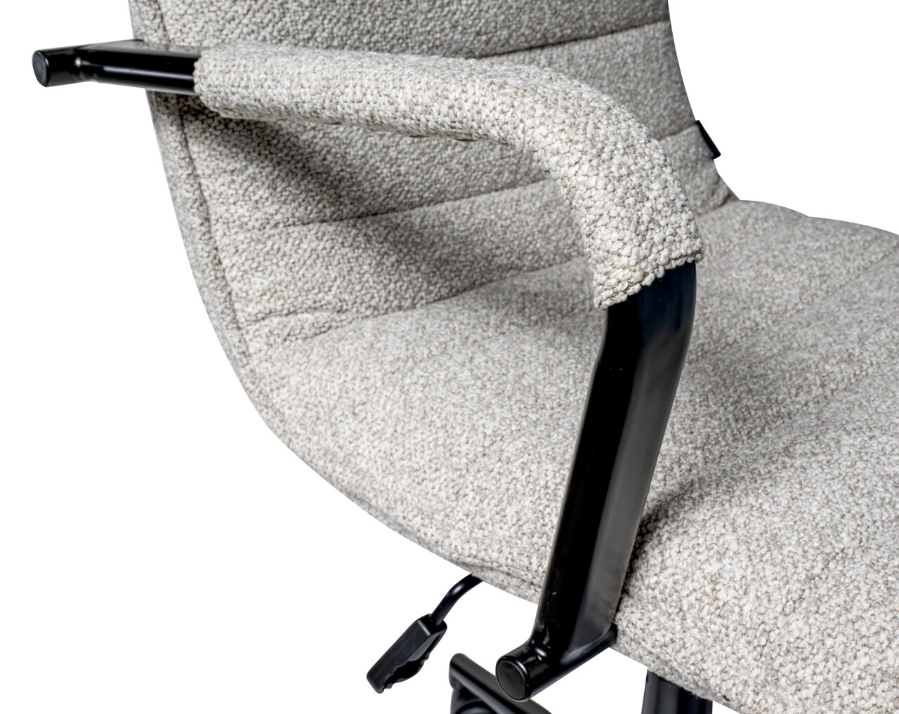 Nahaufnahme eines grauen Drehstuhls mit gepolsterten Armlehnen und schwarzem Metallrahmen, seitliche Perspektive.