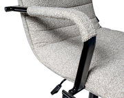 Nahaufnahme eines grauen Drehstuhls mit gepolsterten Armlehnen und schwarzem Metallrahmen, seitliche Perspektive.