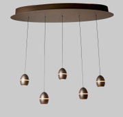Moderne 5-flammige Pendelleuchte mit ovaler Deckenplatte und fünf eiförmigen Metall-Schirmen in Bronze/Anthrazit, warmes Lichtband, Frontansicht leicht von unten