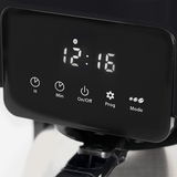 Nahaufnahme des Bedienfelds einer Filterkaffeemaschine mit digitaler Uhranzeige und verschiedenen Bedienelementen.