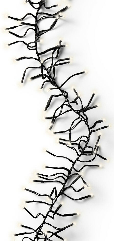 Zurbrüggen LED-Cluster Lichterkette 27m mit 3000 LED`s LED Clusterbeleuchtung mit schwarzem Kabel und warmweißen Lichtern, aus der Vogelperspektive fotografiert