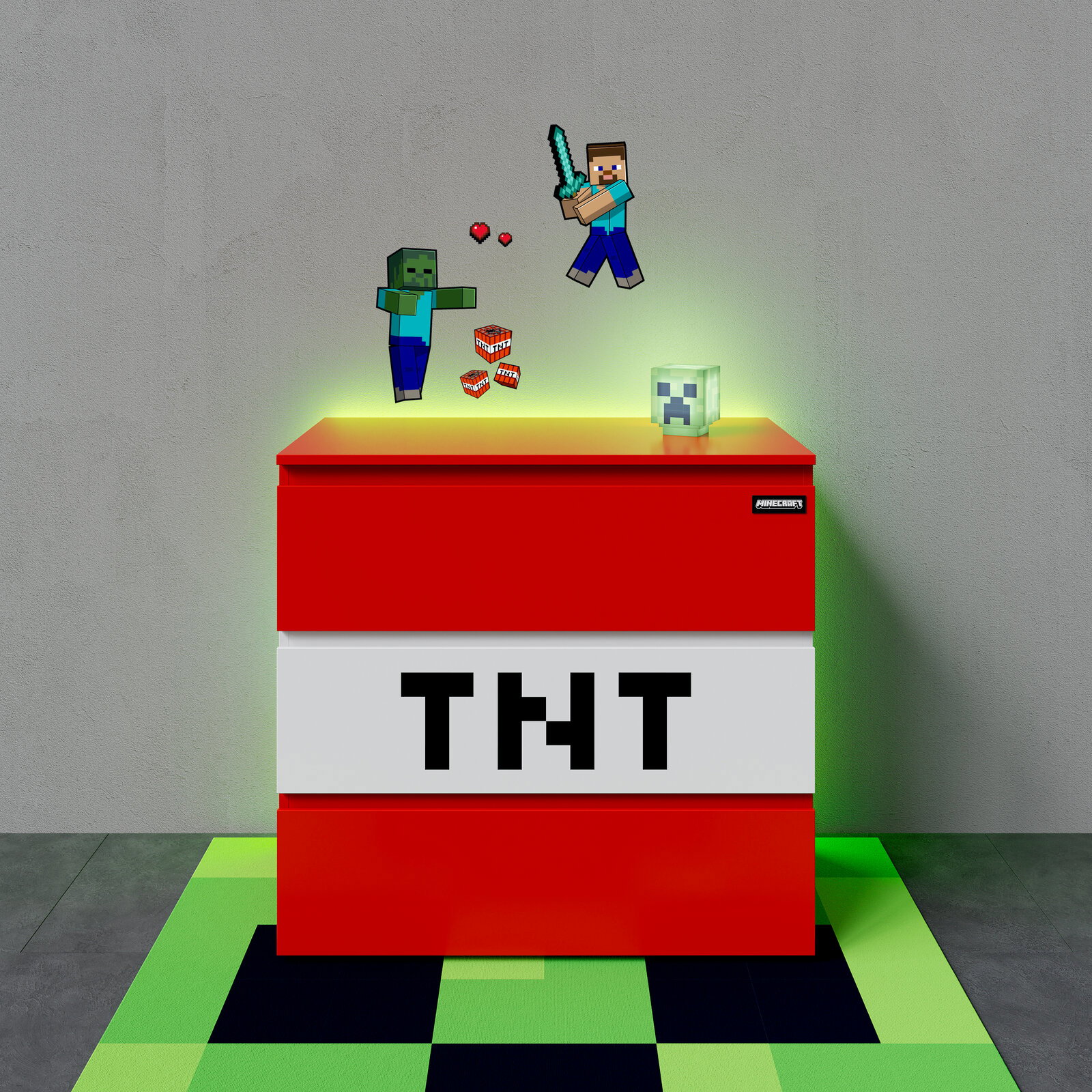 Zurbrüggen Kommode MINECRAFT Minecraft-inspirierte TNT-Box als Deko- oder Aufbewahrungsbox in Rot-Weiß mit großem „TNT“-Schriftzug, oben mit schwebenden Pixel-Figuren (Steve, Zombie) und Creeper-Kopf, frontal aus leicht erhöhter Perspektive vor grauer Wand auf grün-schwarzem Pixelbod