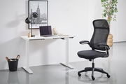 Moderner E-Schreibtisch in Weiß mit schwarzem Bürostuhl, seitliche Perspektive. Der Schreibtisch ist mit einer Lampe, einem Laptop und Schreibutensilien dekoriert. Im Hintergrund ein New York Poster und eine Pflanze.