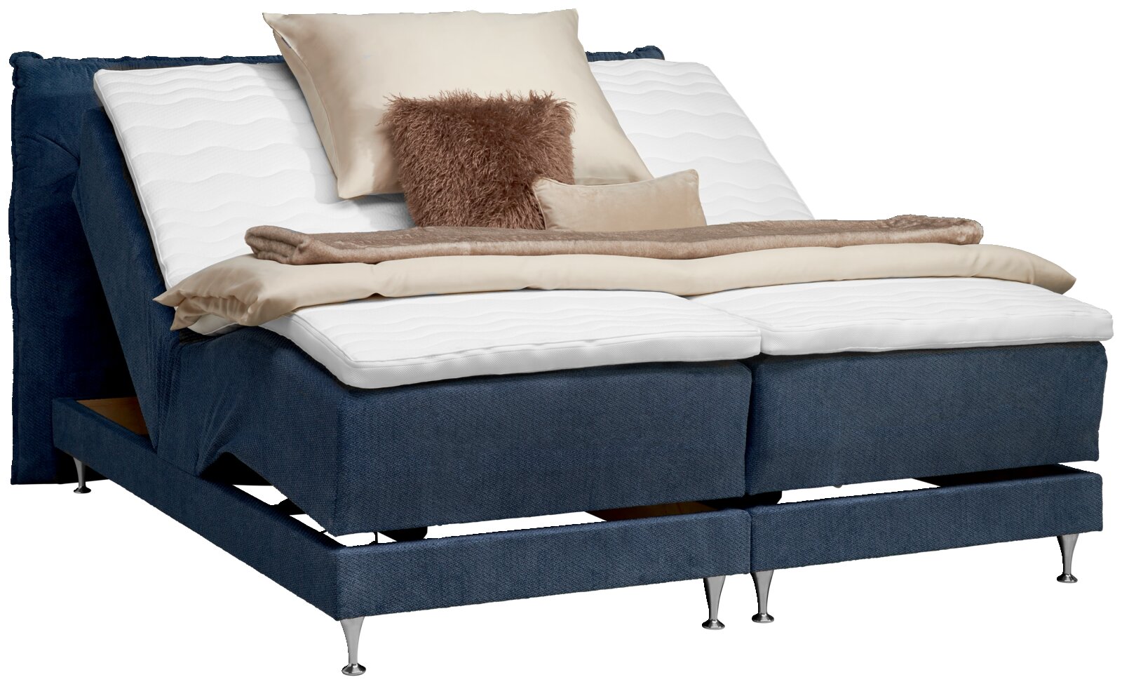 Blaues Boxspringbett mit verstellbarem Kopf- und Fußteil, weißer Matratzenauflage und beiger Bettwäsche, schräg von vorn links fotografiert