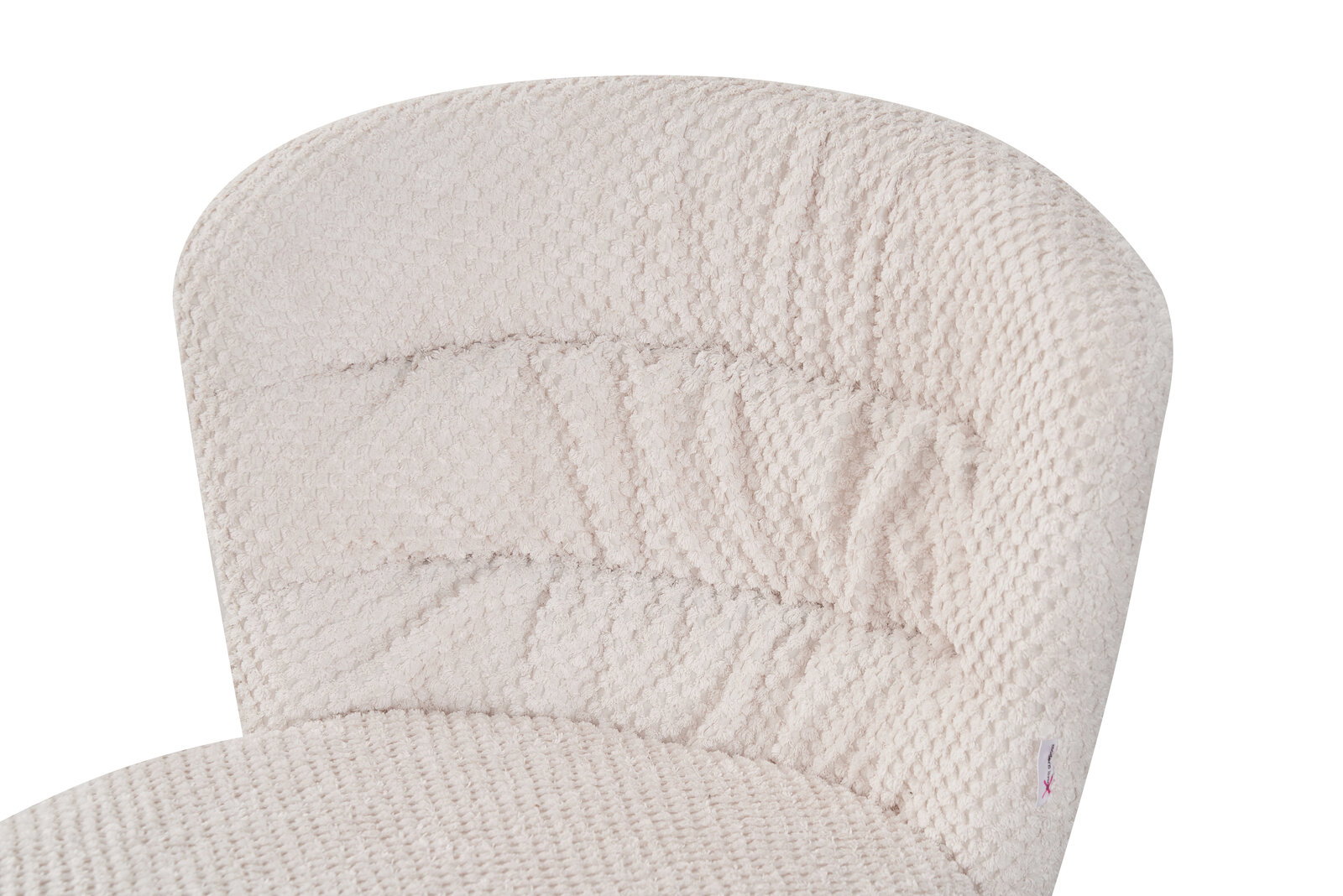 Nahaufnahme eines Stuhls mit cremefarbener, strukturierter Polsterung, Ansicht von oben.