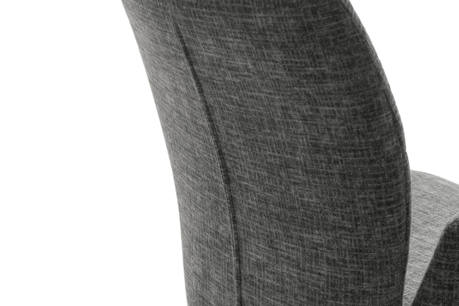 Nahaufnahme der Rückseite eines grauen Sessels mit Stoffbezug, seitliche Perspektive