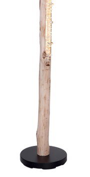 Stehleuchte aus naturbelassenem Holzstamm mit warmweiß leuchtender Kristall-/Glasleiste auf schwarzem Rundsockel, seitliche Ansicht vor weißem Hintergrund