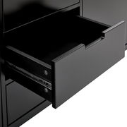 Nahaufnahme einer geöffneten Schublade eines schwarzen XL-Sideboards, seitliche Perspektive