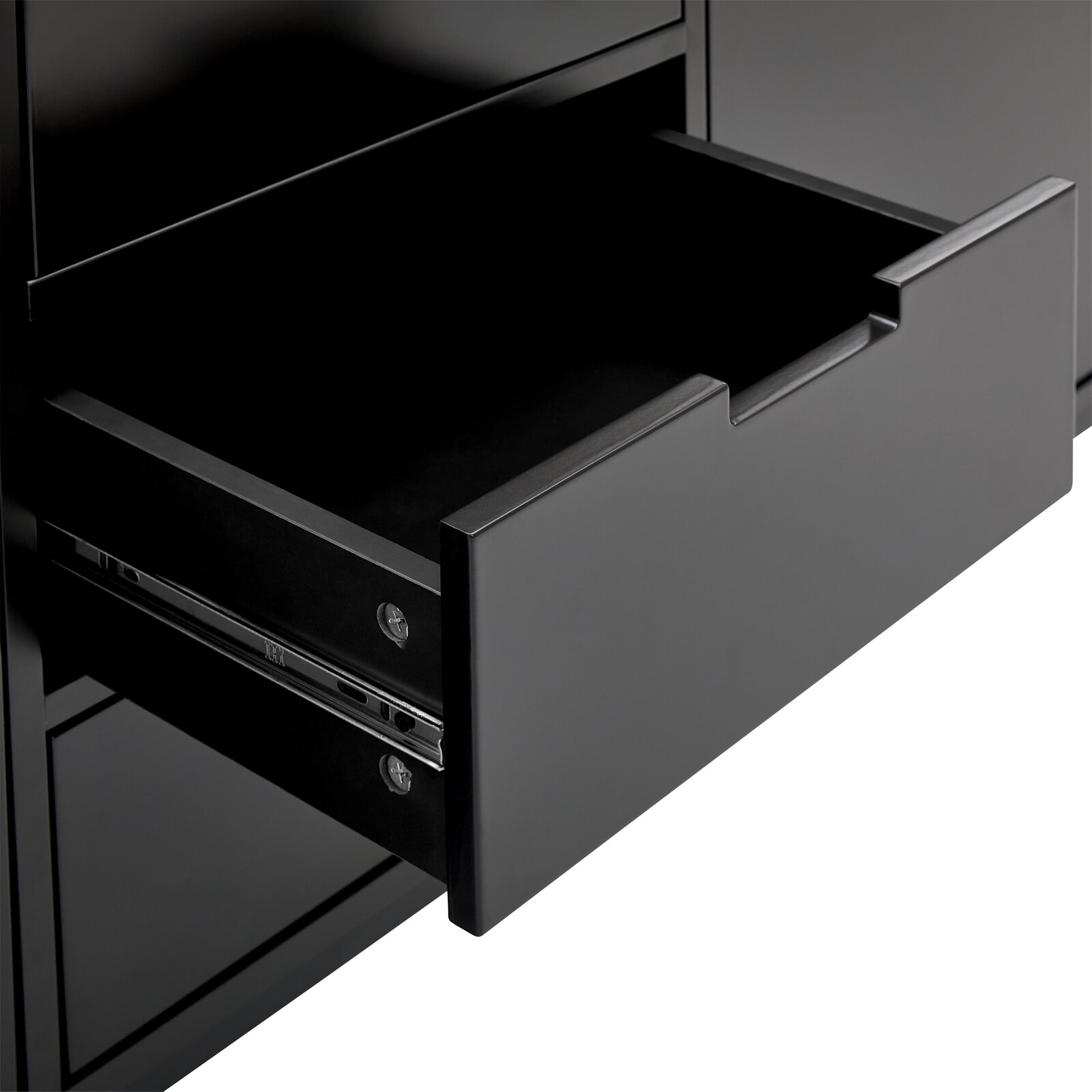 Nahaufnahme einer geöffneten Schublade eines schwarzen XL-Sideboards, seitliche Perspektive