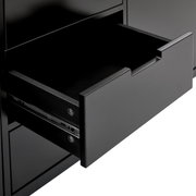 Nahaufnahme einer geöffneten Schublade eines schwarzen XL-Sideboards, seitliche Perspektive