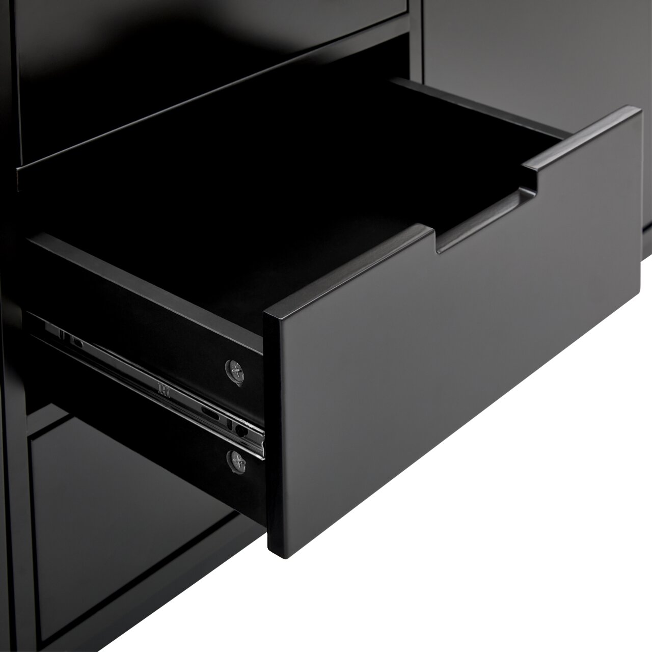 Nahaufnahme einer geöffneten Schublade eines schwarzen XL-Sideboards, seitliche Perspektive