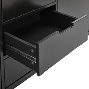 Nahaufnahme einer geöffneten Schublade eines schwarzen XL-Sideboards, seitliche Perspektive