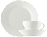 Weißes Kaffeeset bestehend aus Teller, Tasse und Untertasse, frontal abgebildet.