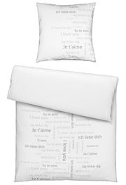 Bettwäsche-Set mit Kissenbezug und Deckenbezug, bedruckt mit 'Ich liebe dich' in verschiedenen Sprachen, von oben betrachtet.
