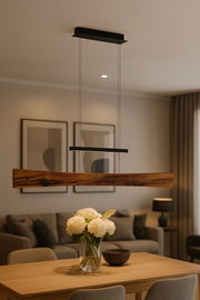 Moderne LED-Pendelleuchte aus Holz, von der Seite betrachtet, über einem Esstisch in einem stilvoll eingerichteten Wohnzimmer.