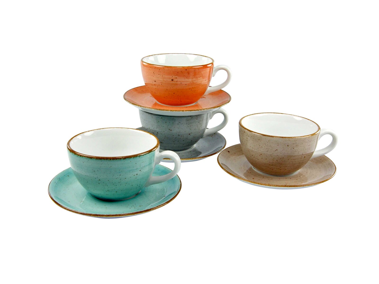 Vier gesprenkelte Keramik-Kaffeetassen mit Untertassen in Türkis, Grau, Beige und Orange, frontal in leichter Seitenansicht vor weißem Hintergrund arrangiert.