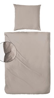 Bettwäsche-Set in Beige, bestehend aus einem Kissenbezug und einem Bettdeckenbezug, aus der Vogelperspektive fotografiert.