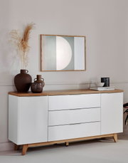 Modernes Sideboard mit weißer Front und Holzdetails, seitliche Perspektive
