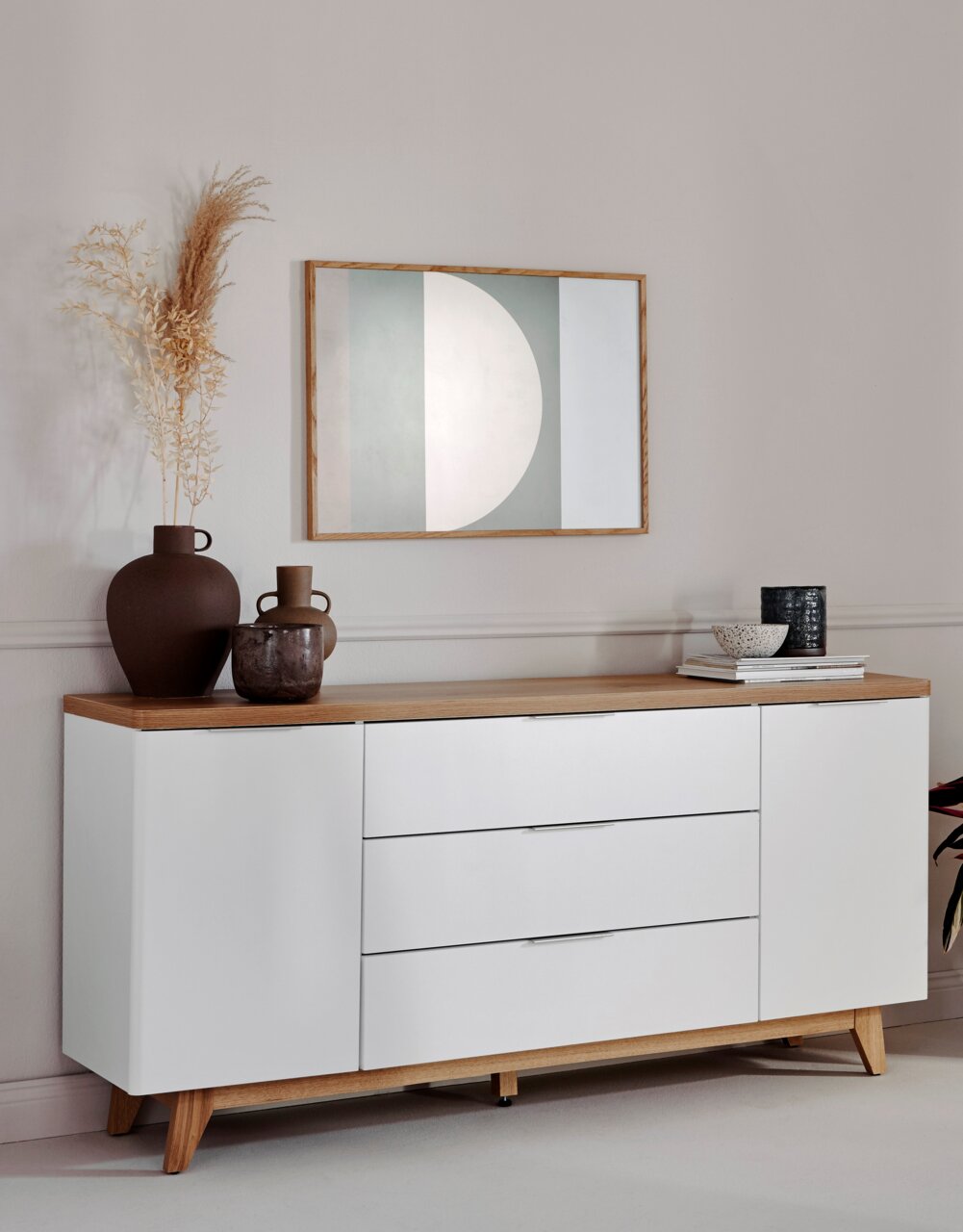 Modernes Sideboard mit weißer Front und Holzdetails, seitliche Perspektive