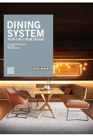 Holztisch mit Polsterstühlen und warmem Erdtönen in modernem Esszimmer.