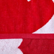 Nahaufnahme eines rot-weißen Handtuchs mit Sternmuster, gefaltet und gestapelt, Frontansicht auf die Stoffstruktur