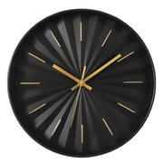 Schwarze Wanduhr mit goldenen Zeigern und Ziffern, frontal abgebildet