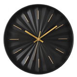 Schwarze Wanduhr mit goldenen Zeigern und Ziffern, frontal abgebildet