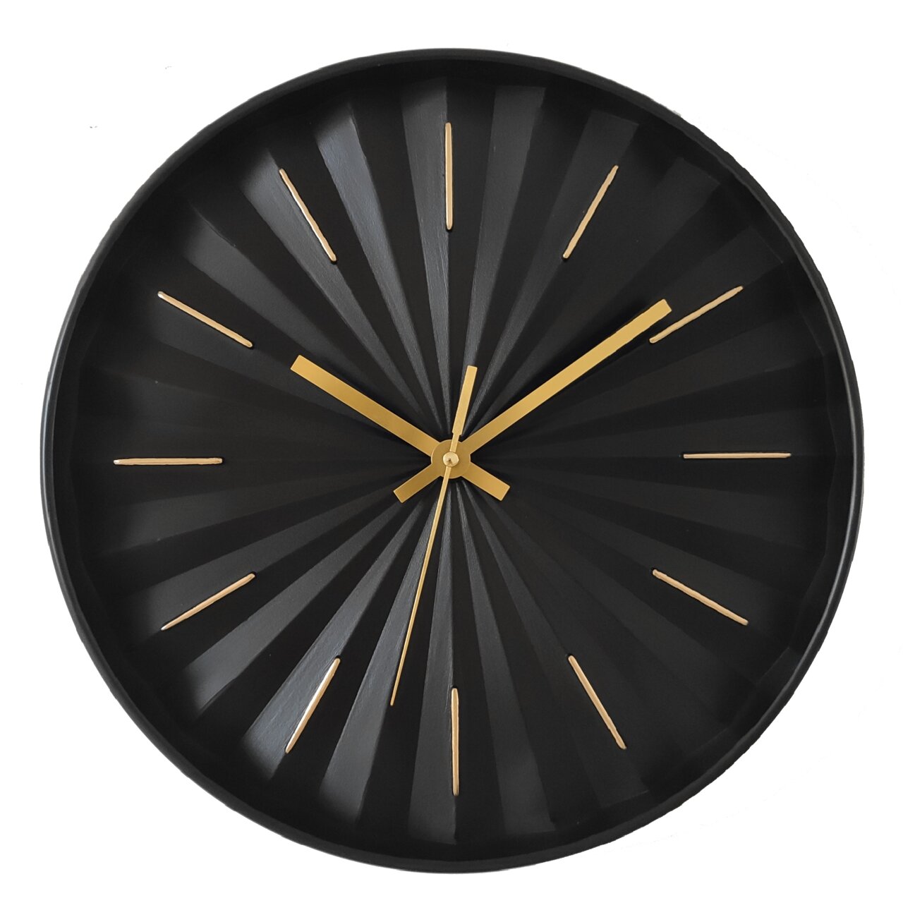 BHP Wanduhr Schwarze Wanduhr mit goldenen Zeigern und Ziffern, frontal abgebildet