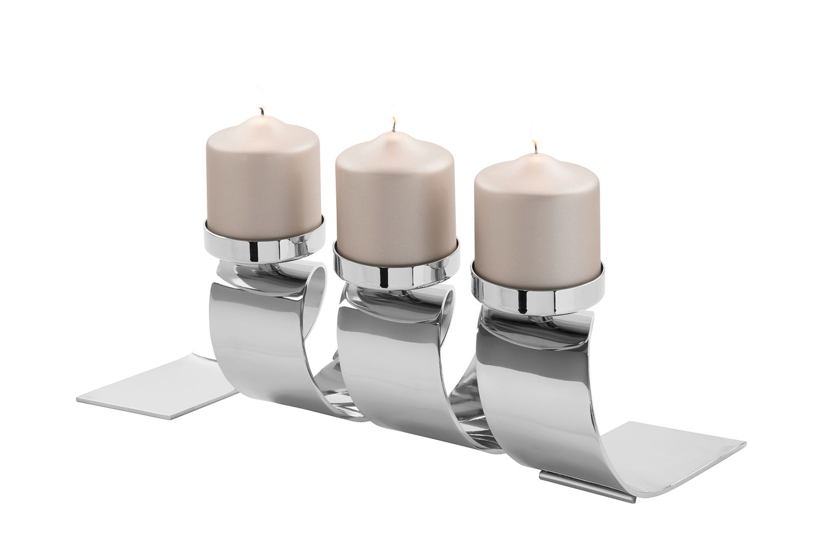 Moderner dreiflammiger Kerzenhalter aus glänzendem Metall mit drei brennenden Kerzen, seitliche Perspektive.
