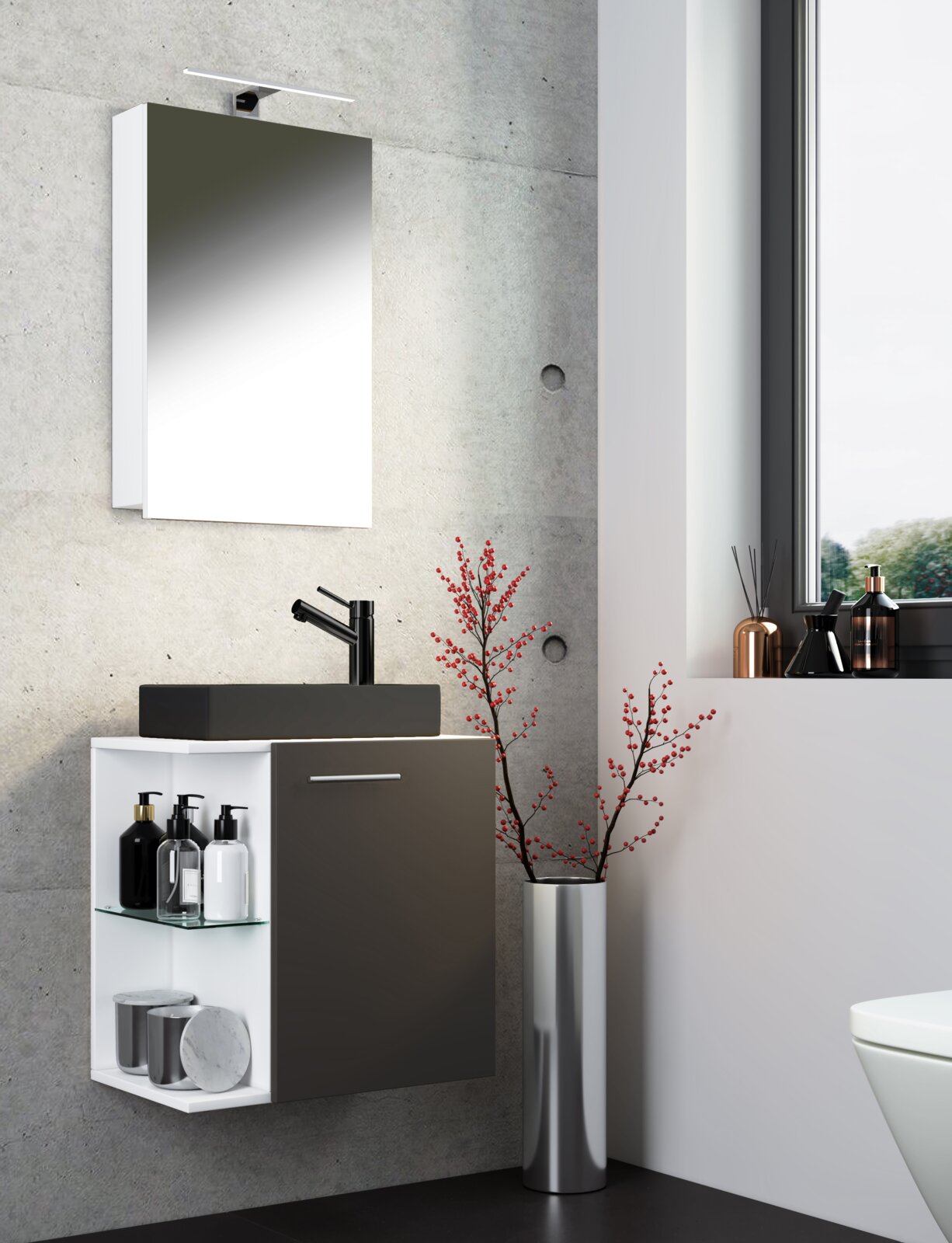 Modernes Badmöbel-Set mit wandhängendem Waschtischunterschrank in Anthrazit/Weiß, offenem Regal und schwarzem Aufsatzwaschbecken samt Armatur, darüber Spiegelschrank mit LED-Leuchte; Ansicht schräg von vorne links.