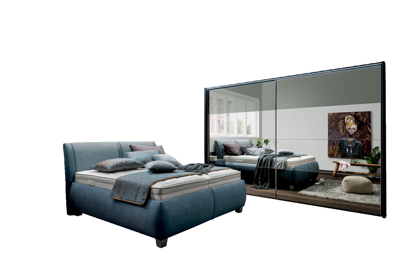 Modernes Polsterbett in einem stilvollen Schlafzimmer mit großen Fenstern und einem Spiegel, der den Raum reflektiert. Perspektive von der Seite.