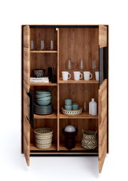 Offener Holzschrank/Vitrine mit mehreren Fächern und teils Glasfront, gefüllt mit Geschirr und Gläsern, frontale Ansicht von vorne.