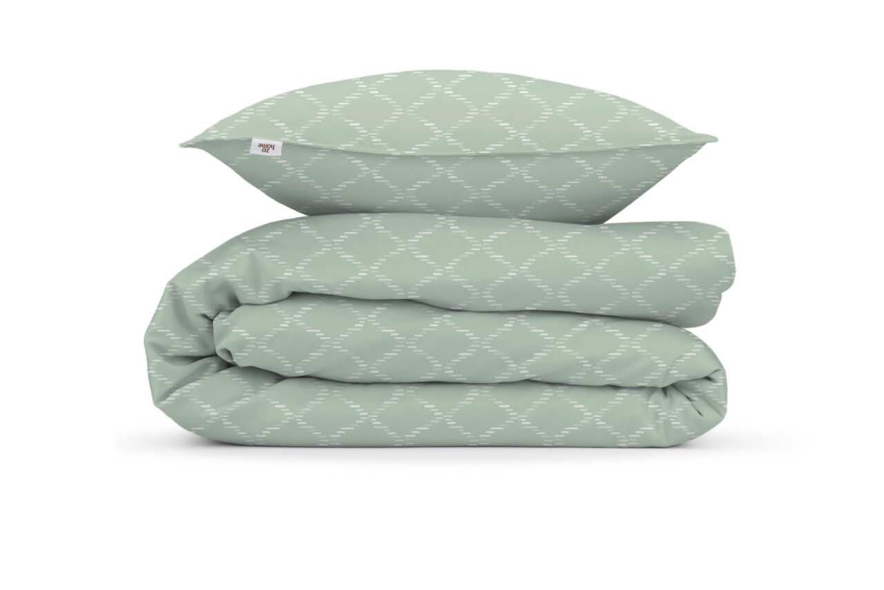 Grüne Bettwäsche mit geometrischem Muster, bestehend aus einem Kissenbezug und einem gefalteten Bettdeckenbezug, frontal betrachtet.