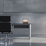 Moderne Tischleuchte PURE Go auf einem Schreibtisch, seitliche Perspektive