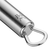 Nahaufnahme des Edelstahlgriffs eines Schneebesens mit Aufhängeöse, seitliche Perspektive.