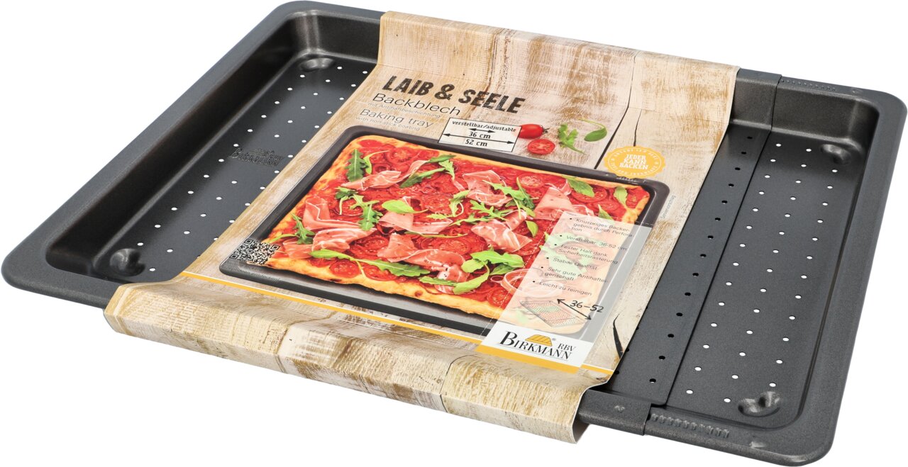 Perforiertes Backblech mit Verpackung, seitliche Perspektive, zeigt eine Pizza auf der Verpackung.