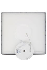 Quadratische LED-Deckenleuchte von oben mit sichtbarer Rückseite und Anschlusskabel.