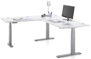 Modern wit elektrisch hoekbureau met in hoogte verstelbare poten, voorzien van een beeldscherm, toetsenbord, muis en bureaulamp, gezien vanaf de zijkant.