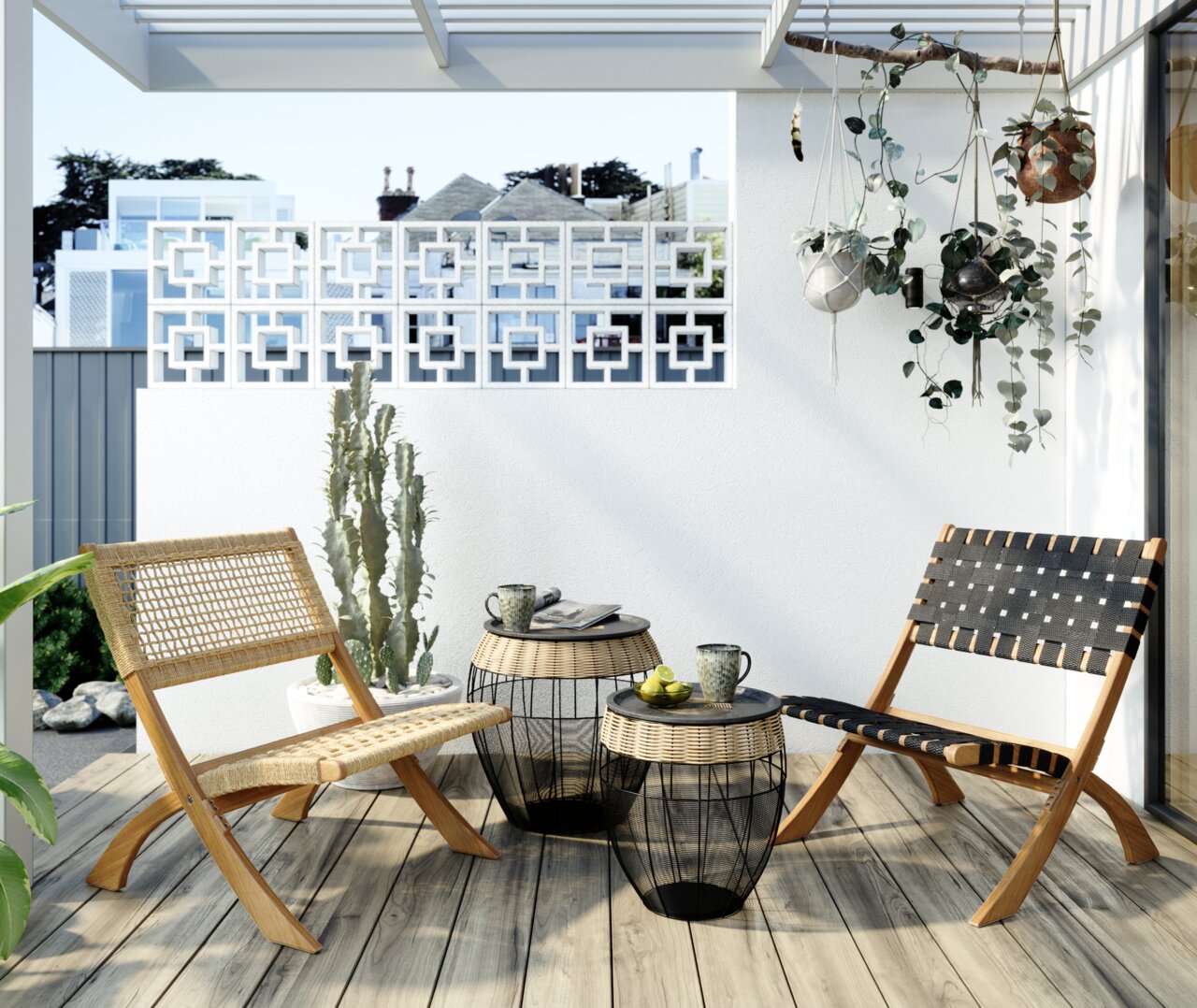 Twee bijzettafeltjes met een vlechtwerkontwerp en een glazen blad op een terras, omringd door twee stoelen en planten, gefotografeerd vanuit een zijaanzicht.