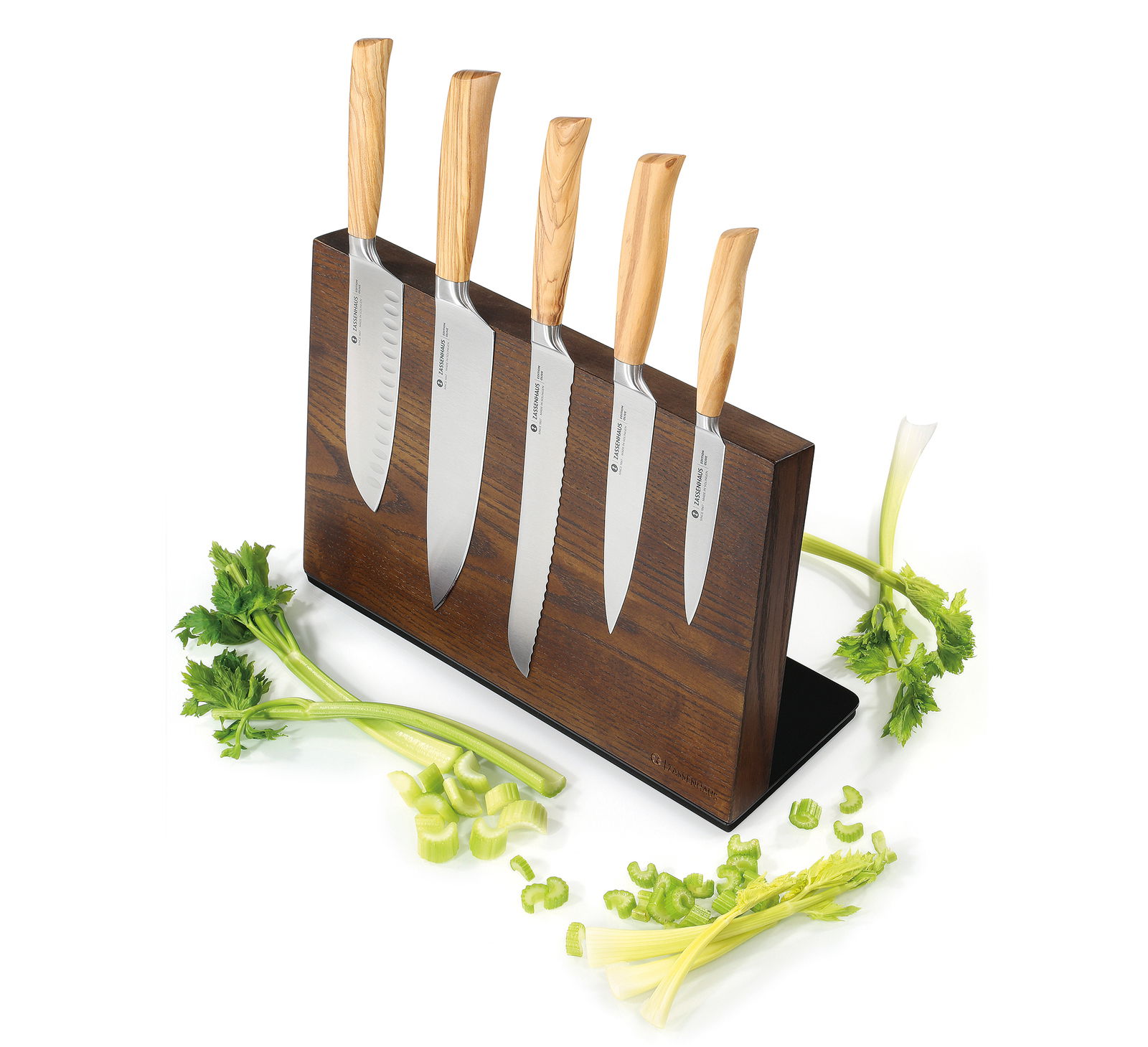 Zassenhaus Magnet-Messerblock STUDIO Magnetischer Messerblock aus Holz mit fünf Messern, seitliche Perspektive, umgeben von geschnittenem Sellerie.