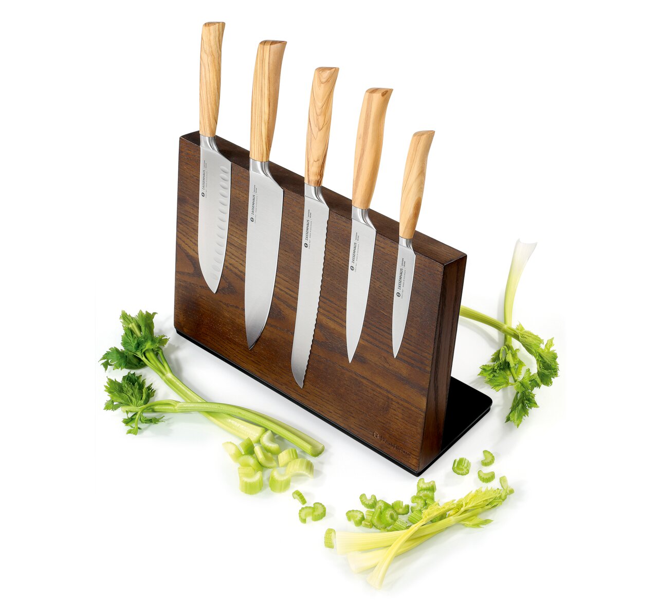 Magnetischer Messerblock aus Holz mit fünf Messern, seitliche Perspektive, umgeben von geschnittenem Sellerie.