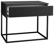 Moderne schwarze Nachtkommode mit geriffelter Front und offenem Schubladendesign, seitliche Perspektive