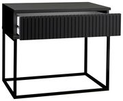 Moderne schwarze Nachtkommode mit geriffelter Front und offenem Schubladendesign, seitliche Perspektive