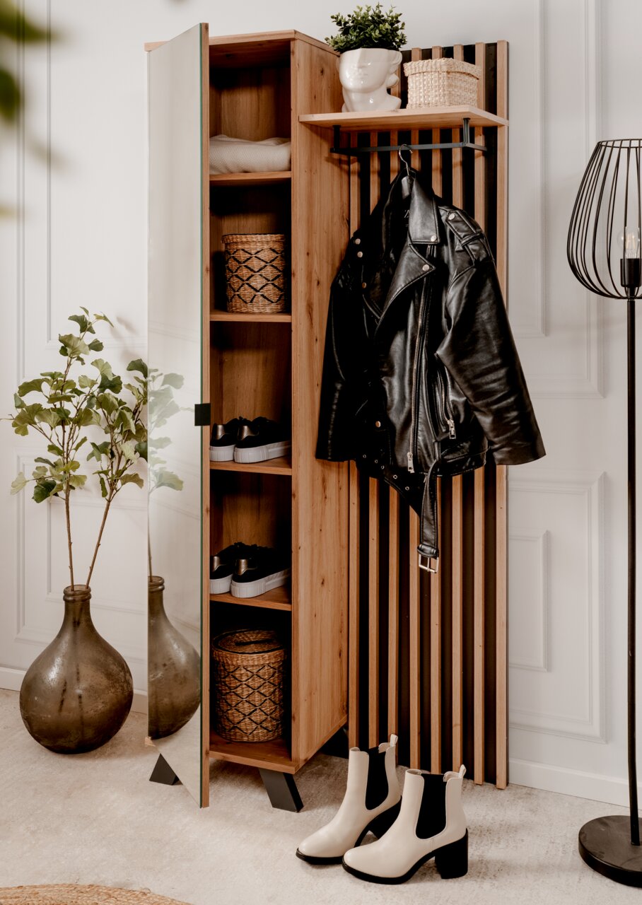 Garderobe aus Holz mit Spiegel, Regalen und Haken, frontal fotografiert. Dekoriert mit Pflanzen, Körben und Kleidung.