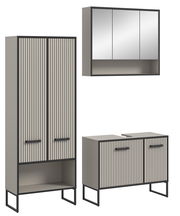 Moderne Badkombination mit vertikalen Streifen, bestehend aus einem hohen Schrank, einem Spiegelschrank und einem Unterschrank, aus seitlicher Perspektive.