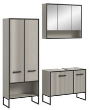 Moderne Badkombination mit vertikalen Streifen, bestehend aus einem hohen Schrank, einem Spiegelschrank und einem Unterschrank, aus seitlicher Perspektive.