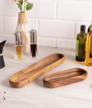 Holz-Baguette-Schale in rechteckiger Form, auf einem Tisch arrangiert, aus der Vogelperspektive fotografiert.