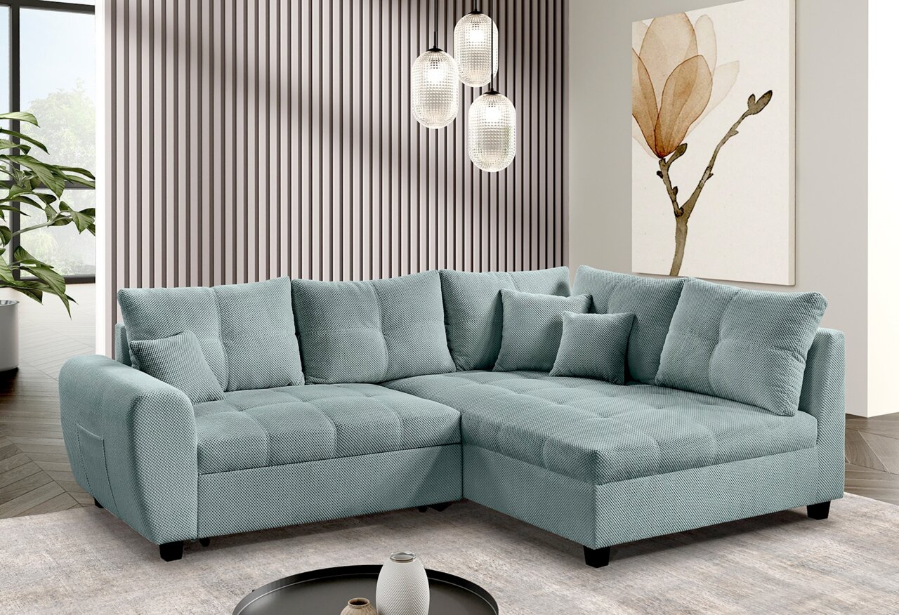 Moderne hellblaue Rundecke in einem stilvollen Wohnzimmer, seitliche Perspektive