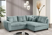 Moderne hellblaue Rundecke in einem stilvollen Wohnzimmer, seitliche Perspektive